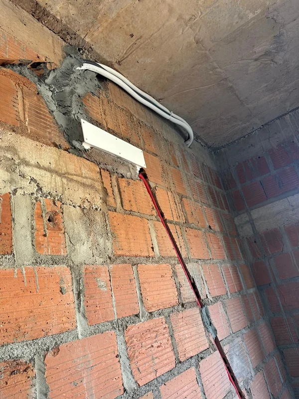 Tubagem eléctrica instalada em parede de alvenaria