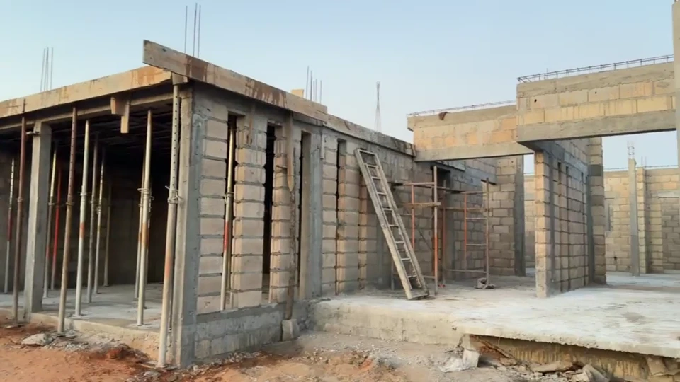 Estrutura em construção com pilares e escoramento